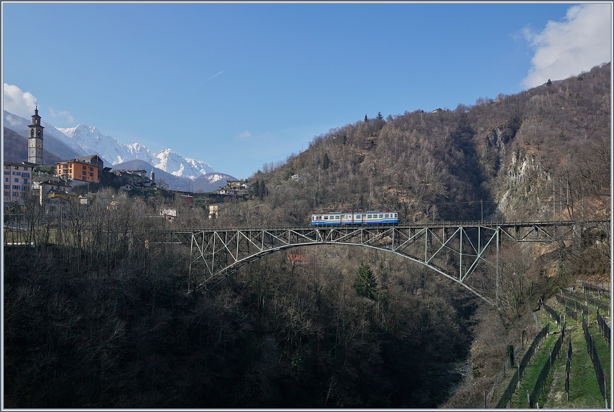 Kleiner Zug auf grosser Brücke; der FART ABDe 6/6 31 Ticinio hat Intragna verlassen und fährt nun über die Isorno Brücke Richtung Locarno.
20. März 2018