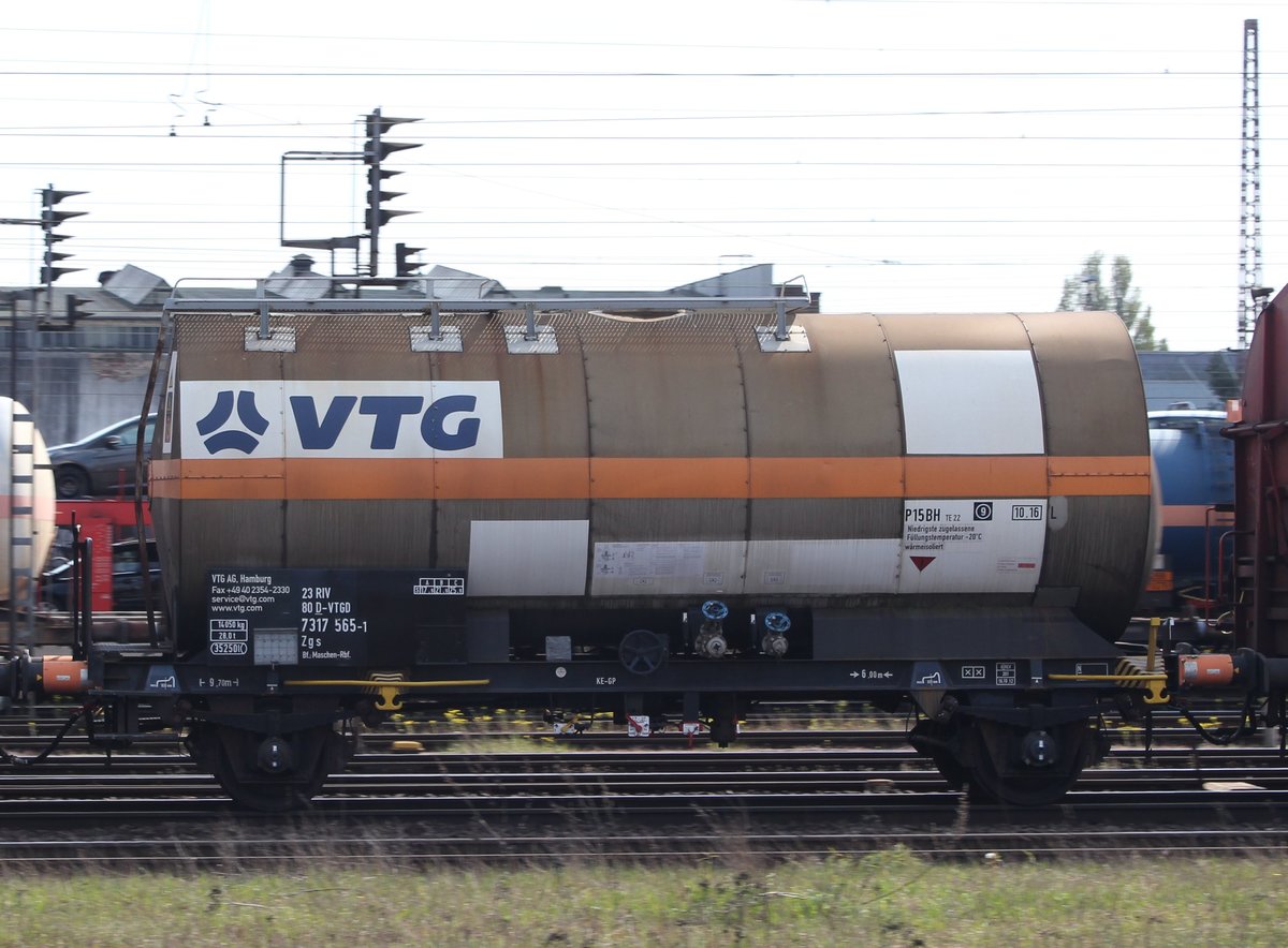 Kleinerer Druckgaskesselwagen Typ Zgs der VTG (Nr.: 23 RIV 80 D-VTDG 7317 565-1) mit 35250 l Fassungsvermögen, eingereiht in einen gemischten Güterzug auf der Durchfahrt im Rbf Hannover-Linden am 01.05.2016.