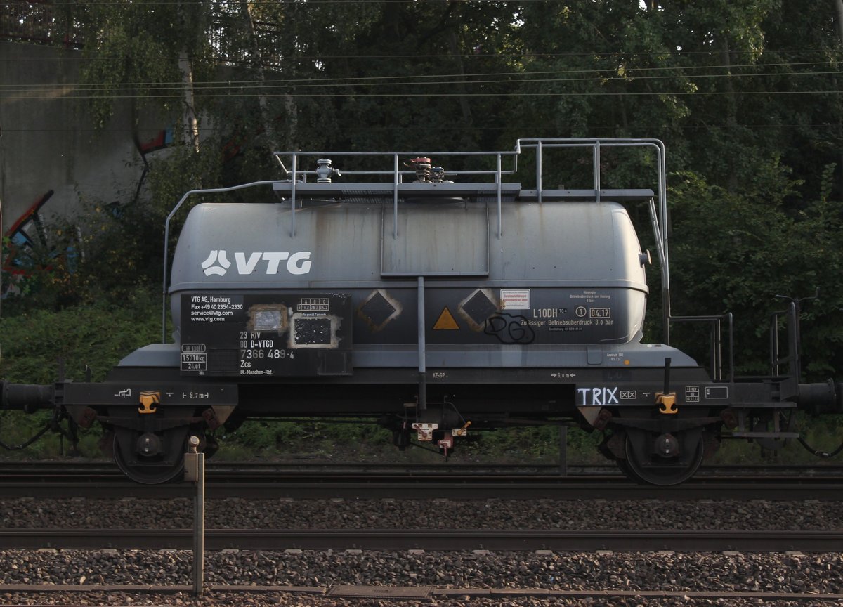 Kleinerer unbeladener Chemikalien-Kesselwagen Zcs der VTG (Nr.: 23 RIV 80 D-VTGD 7366 489-4) mit 16190 l Fassungsvermögen. Zugeinfahrt in den Rbf Hannover-Linden am 24.09.16.