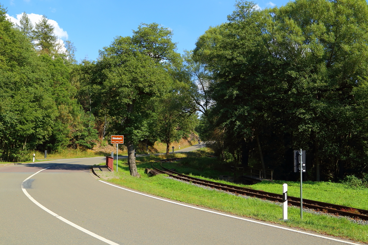 Kleines Bahnstilleben, aufgenommen am Nachmittag des 31.08.2019 an der Rinkemühle zwischen  Silberhütte/Anhalt  und  Straßberg . Hier sieht man drei Brücken (Straße, Bahn, Fußweg) nebeneinander, jede in einer anderen Bauform.
