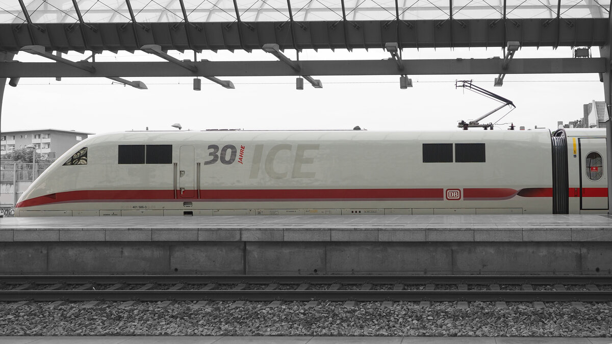 Kleines Experiment.
ICE 1 LDV (401 086  30 Jahre ICE ), hier als ICE 706 auf dem Weg nach Hamburg, steht am Bahnsteig 3 in Berlin-Spandau.
Hier gut zu sehen der Unterschied zw. der  alten  Farbgebung am Triebkopf und den aktuellen am Übergang zum ersten Wagen.

Berlin, der 16.07.2021