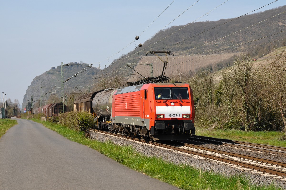 Kleines gelbes Männchen an Bord der 189 077-1, die mit einem gemischten Güterzug am Haken die rechte Rheinstrecke gen Süden befuhr. Aufgenommen in Leutesdorf am 09/04/2015.