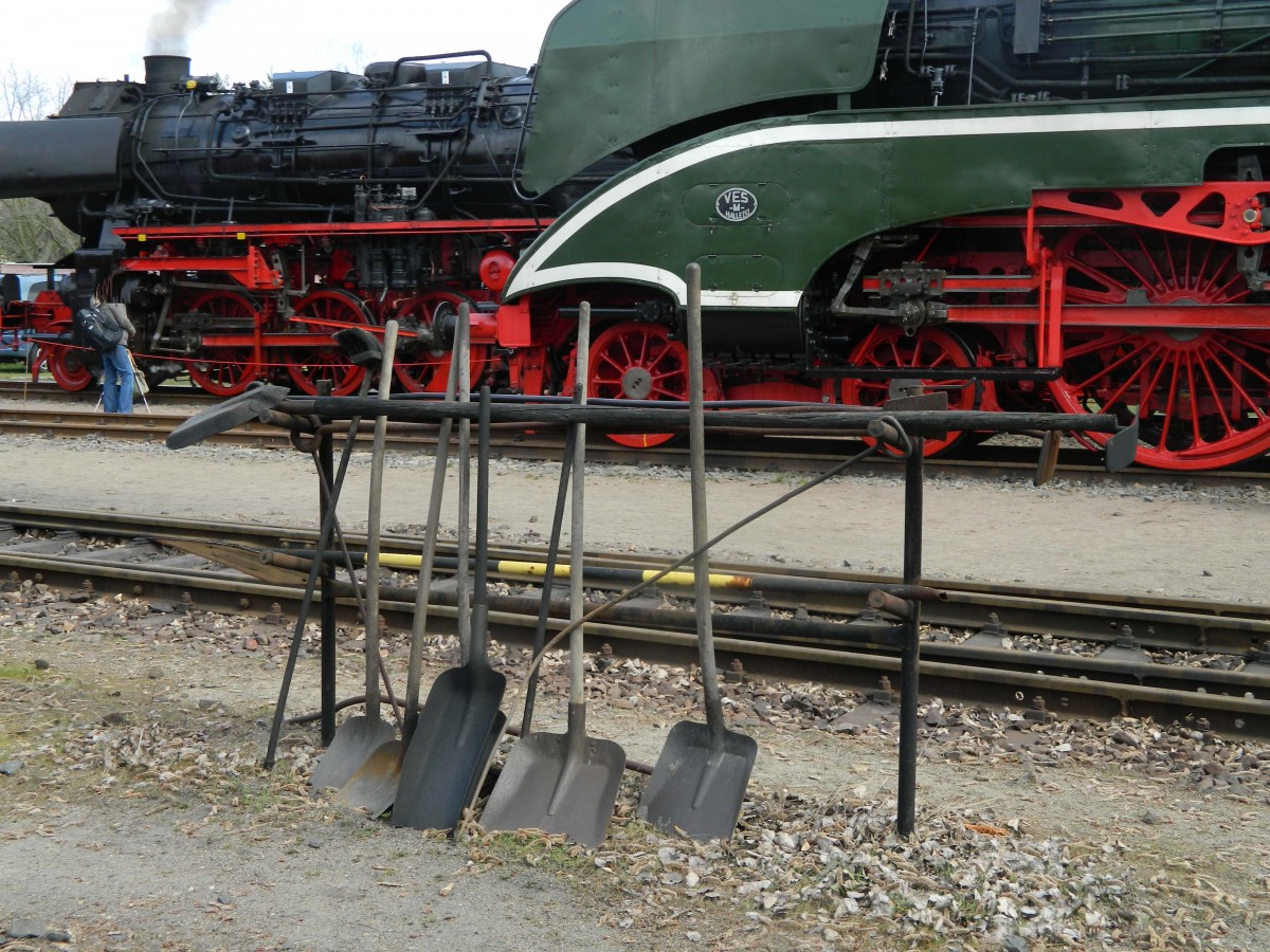 Kleines Gestell für Schürhaken, Schaufeln und andere nützlichen Dinge zur Dampflokrestauration. Dahinter im Bild: 52 8154 und 18 201. Gesehen im Eisenbahnmuseum Leipzig am 28.03.2015 zu den 15. Eisenbahntagen.
