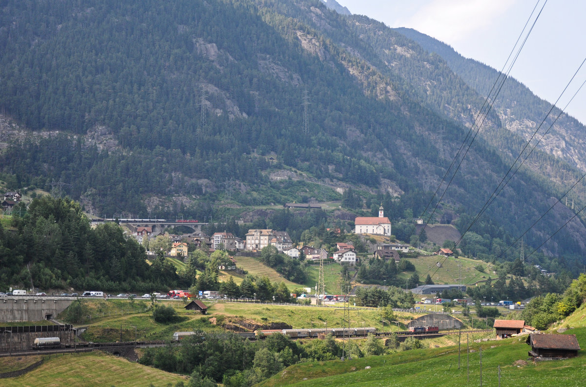 Kleines Güterzug-Suchbild auf der grossen  Modellbahn -Anlage von Wassen: Insgesamt fünf Re 4/4 II in drei Farbgebungen sind mit ihren Güterzügen unterwegs, je einmal in südlicher und nördlicher Richtung, obwohl sie auf diesem Bild durch die Kehrschleifen bedingt in dieselbe Richtung fahren. Bild vom 16.07.2015
