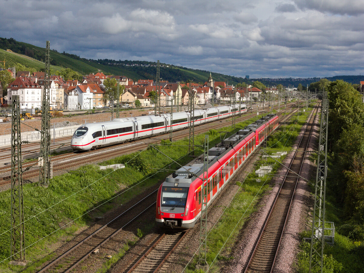 Kleines Rennen zwischen Nah- und Fernverkehr am 06.08.2023 in Stuttgart-Untertürkheim am Eszetsteg: Der 407 aus München wird die 430-Doppeleinheit aber gleich überholen, da letztere gleich einen Halt in Stuttgart Neckarpark einlegen wird. 