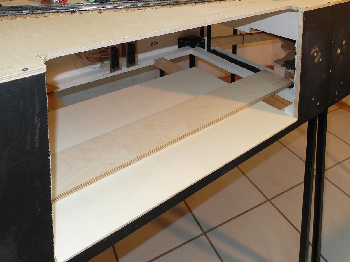 Kleines Update zu unserem Modellbahn-Projekt - Da in unseren Modulen das Gleis in den Schattenbahnhof „unsichtbar“ unter der Oberfläche verlaufen wird, haben wir uns überlegt, an einem Modul eine Seite zu öffnen und das Gleis durch einen kleinen Landschaftsausschnitt zu führen. Im Bild die aufgeschnittene Seite des Moduls zwischen  Kuvenmodul  und dem Modul mit Kehrschleife und Gleiswendel. Hier werden die Züge zum bzw. vom Schattenbahnhof einmal ein Gewässer überqueren (Dezember 2021)