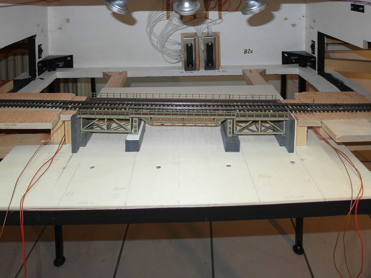 Kleines Update zu unserem Modellbahn-Projekt - Da das Gleis in den Schattenbahnhof „unsichtbar“ unter den Moduloberflächen verlaufen wird, haben wir uns überlegt, an einem Modul eine Seite zu öffnen und das Gleis durch einen kleinen Landschaftsausschnitt zu führen. Im Bild die aufgeschnittene Seite des Moduls zwischen  Kuvenmodul  und dem Modul mit Kehrschleife und Gleiswendel. Hier werden die Züge zum bzw. vom Schattenbahnhof einmal ein Gewässer überqueren (Februar 2022)