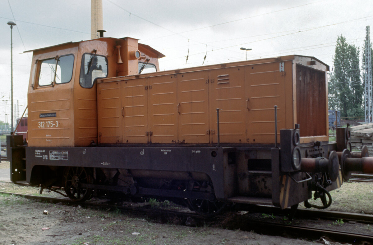 Kleinlok 312 175 (ex DR) am 11.06.1994 im Bw. Berlin-Pankow.