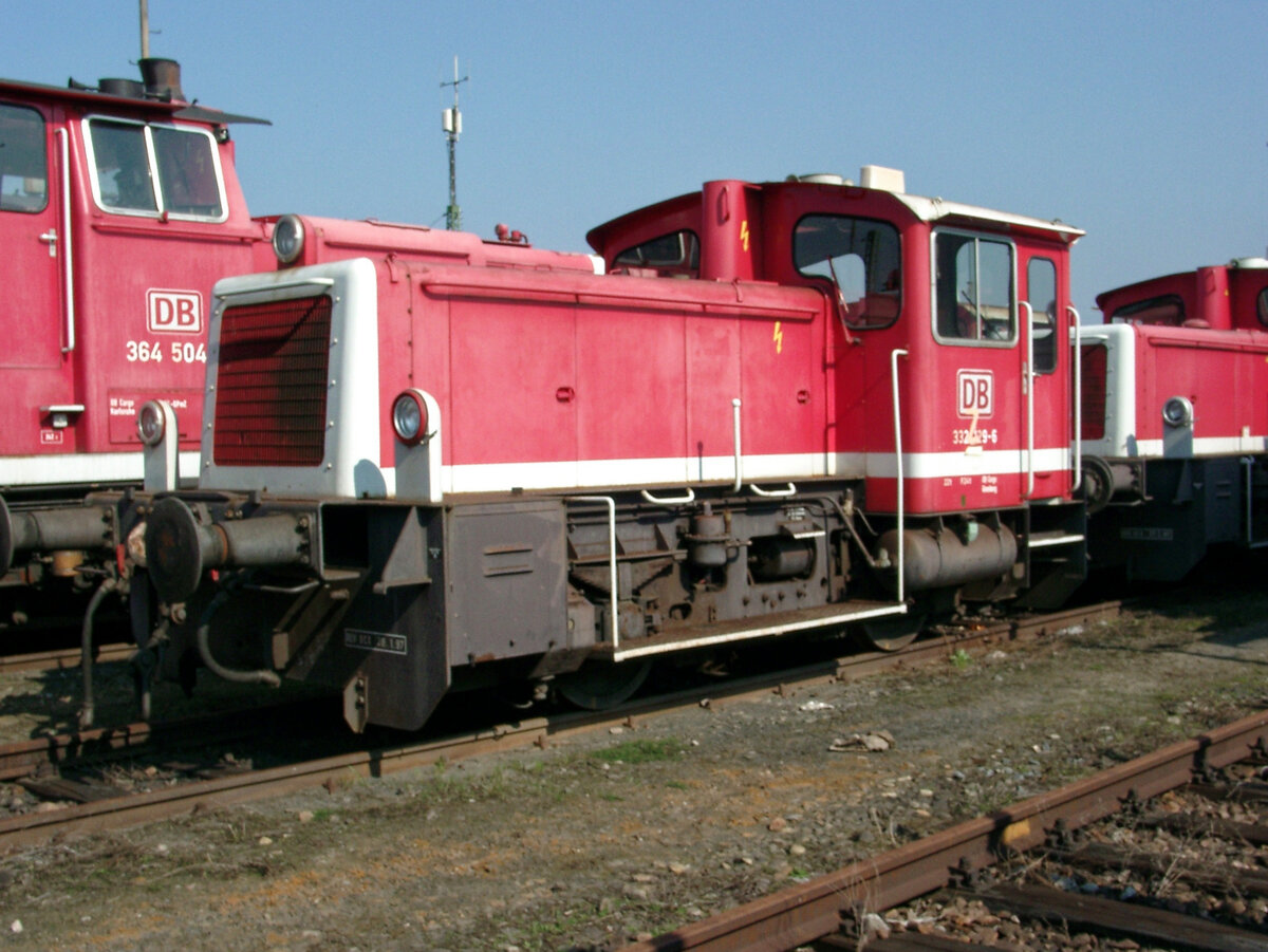 Kleinlok der Lg. III 322 129 in r/w am 28.03.2004 im Bw. Mannheim.