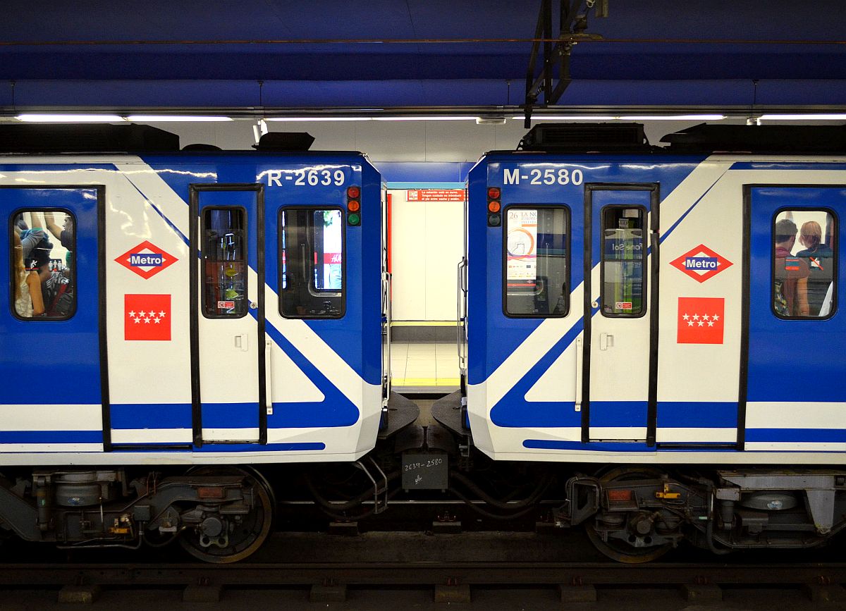 Kleinprofil-Zug der Madrider Metro auf der Linie 1. 26.9.2014