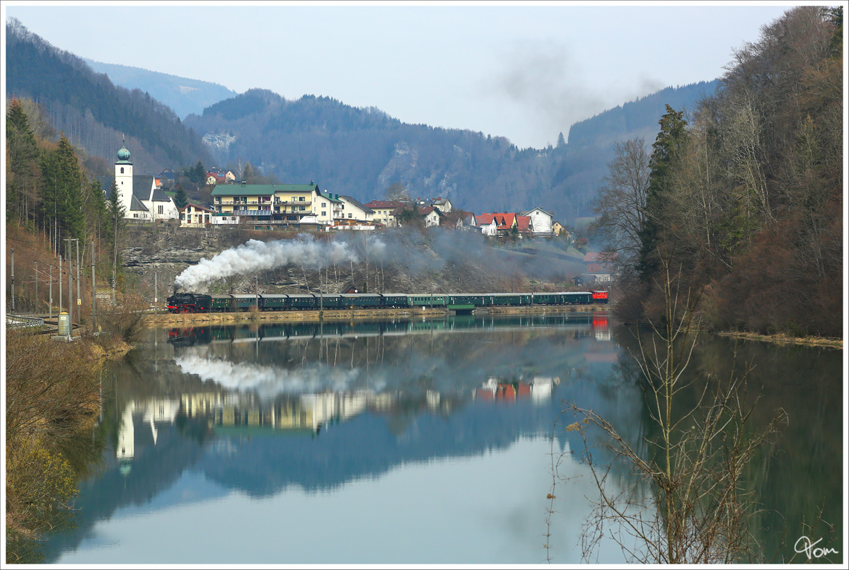 Kleinreifling² - Die ÖGEG Dampflok 638.1301 auf der Fahrt  Mit Volldampf durch das Gesäuse  von Ampflwang nach Admont. Diese nette Spiegelung ergab sich am Ennsufer nahe Kleinreifling.   
19.03.2016