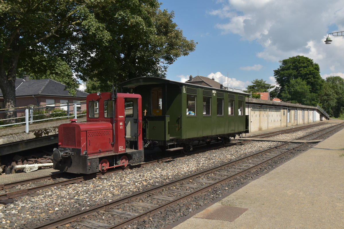 Kleinstdiesellok Langeoog mit einem Personenwagen in Schierwaldenrath abgestellt.
6. August 2017