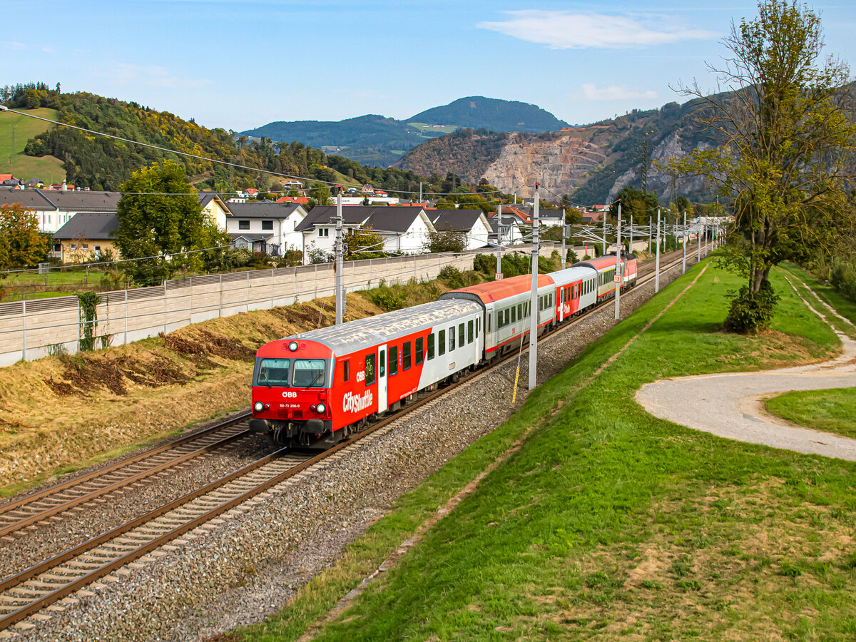 Kleinstübing. Der etwas Buckelige InterCity 503 von Linz nach Graz ist hier am 09.10.2023 bei der Durchfahrt in Kleinstübing zu sehen.
