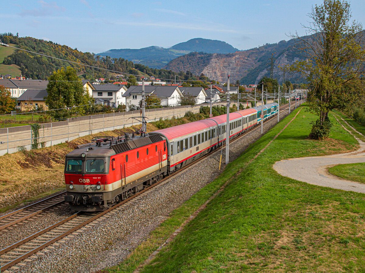 Kleinstübing. Die 1144 121 zieht hier am 09.10.2023 den Eurocity 151 von Wien nach Ljubljana, aufgenommen bei der Durchfahrt in Kleinstübing zu sehen.