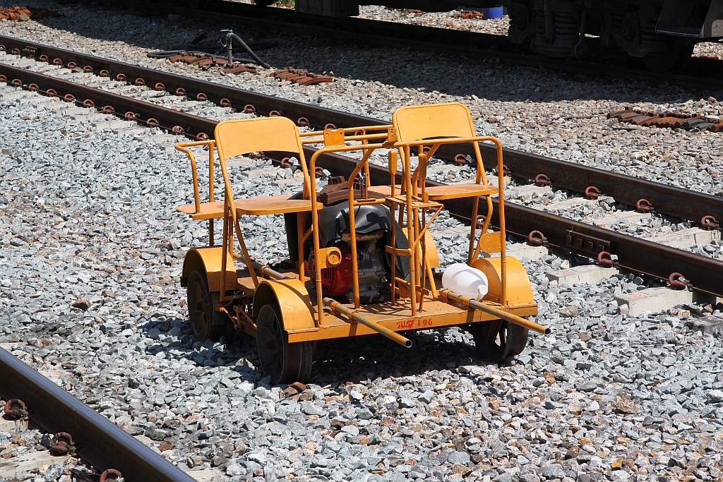 Kleinwagen รบ.5/196 (รบ.=RB.) am 22.Juni 2019 in der Thon Buri Station.