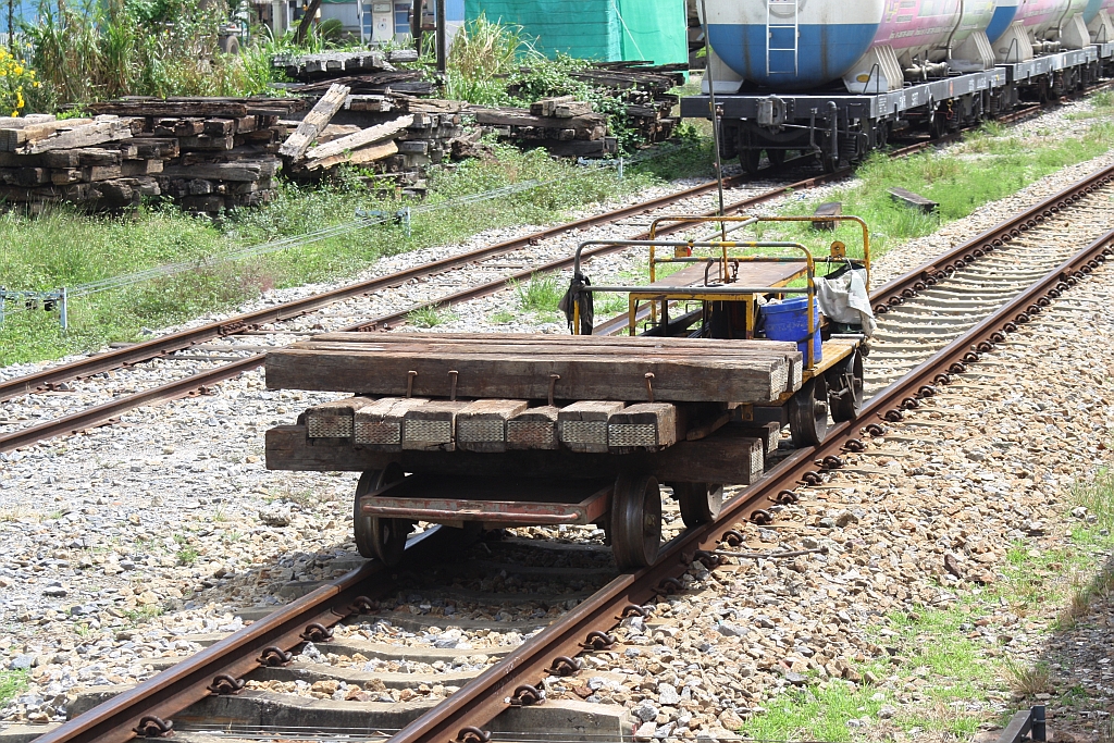 Kleinwagen รบ.6/202 (รบ.=RB.) mit Wagen am 23.Mai 2016 in der Na San Station.