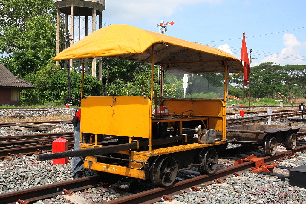 Kleinwagen รบ.6/212 (รบ.=RB.) am 21.Mai 2018 in der Den Chai Station.