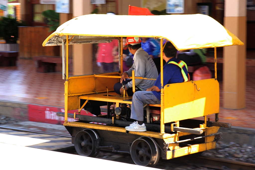 Kleinwagen รบ.6/212 (รบ.=RB.) braust am 19.Mai 2018 durch die Den Chai Station.