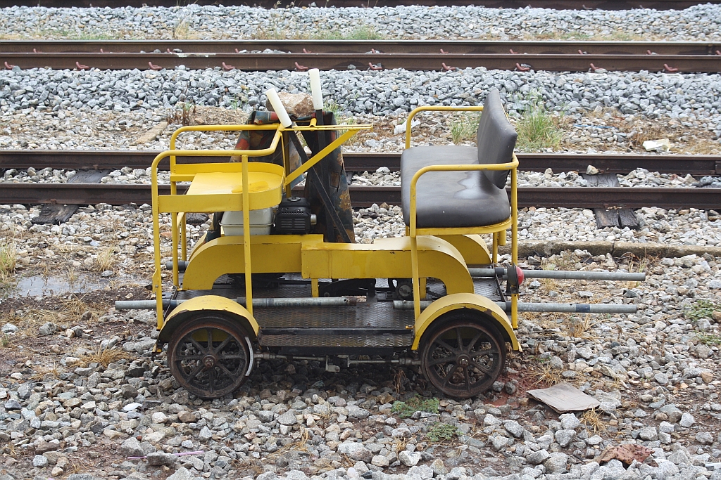 Kleinwagen สส.51 am 20.Mai 2016 in der Surat Thani Station.
