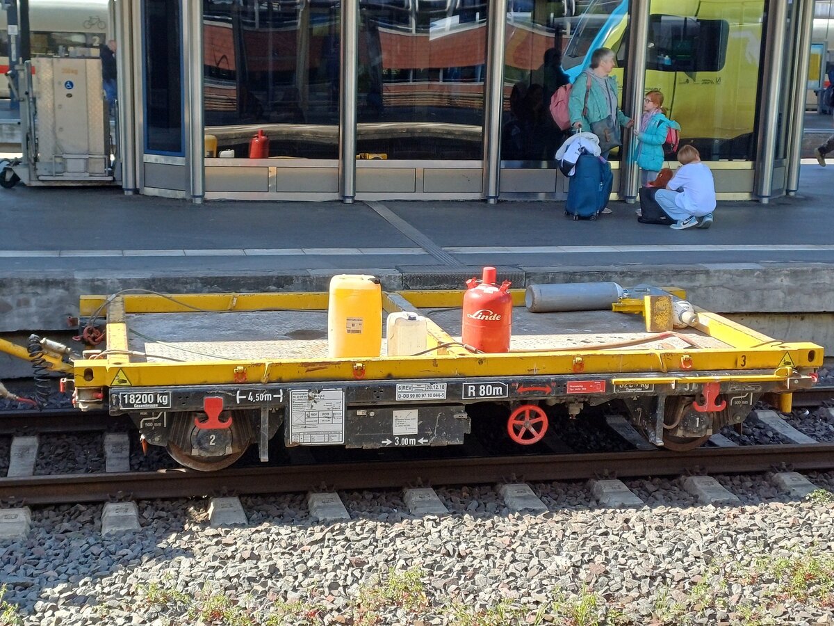 Kleinwagen (Gleiskraftwagenanhnger)  D-DB 99 80 97 10 044-5 am 15.04.2025 in Hannover Hbf.