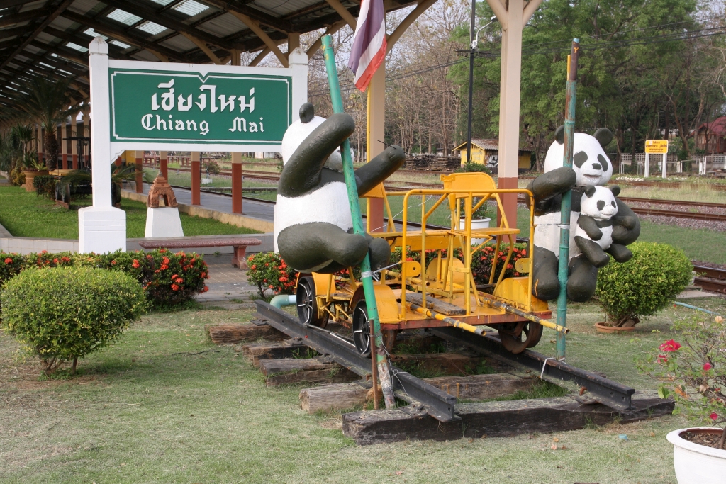 Kleinwagen der Type รบ.5 (รบ.=RB.) als Denkmal in der Chiang Mai Station. - Bild vom 21.März 2023.