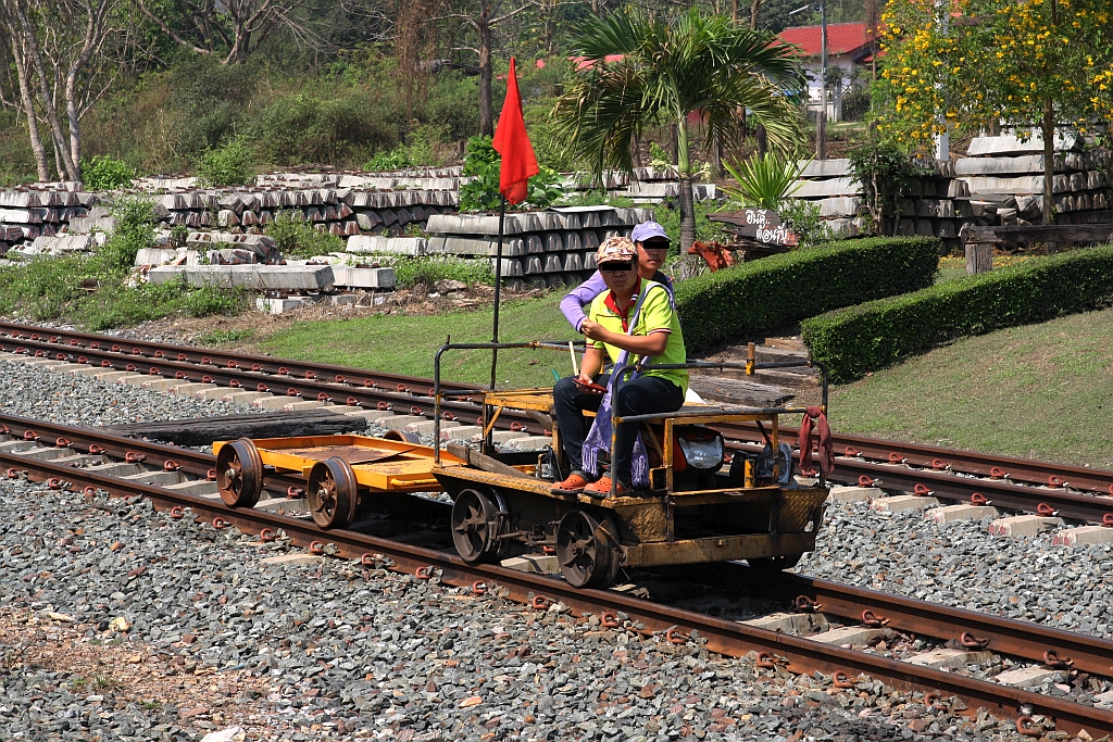 Kleinwagen der Type รบ.6 (รบ.=RB.) am 22.März 2023 in der Tha Chomphu Station.