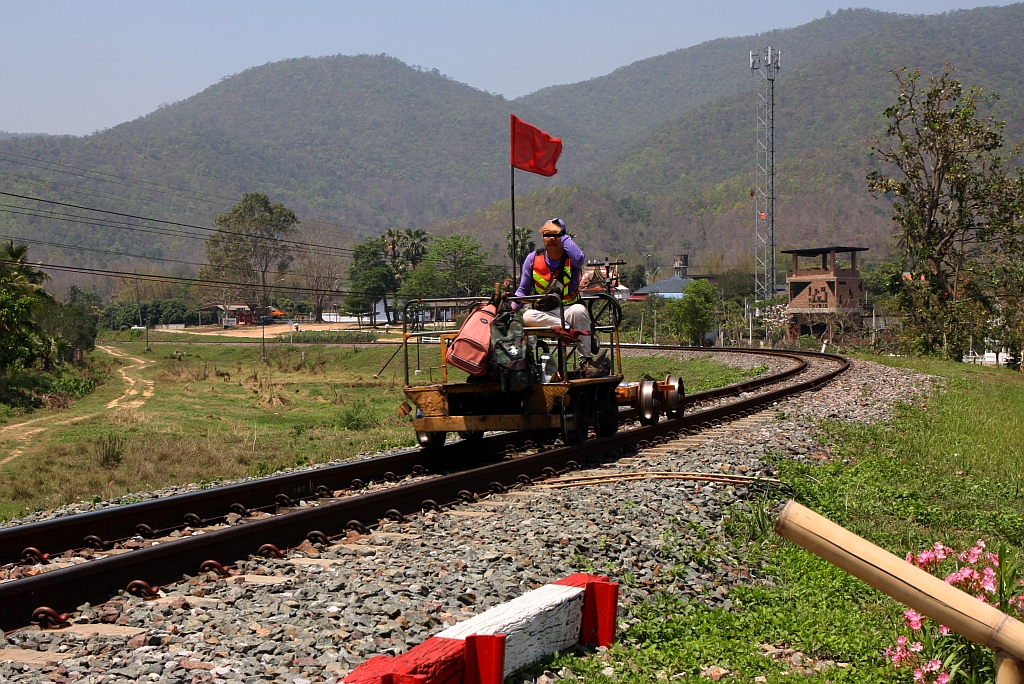 Kleinwagen der Type รบ.6 (รบ.=RB.) am 22.März 2023 kurz vor der Tha Chomphu Bridge.