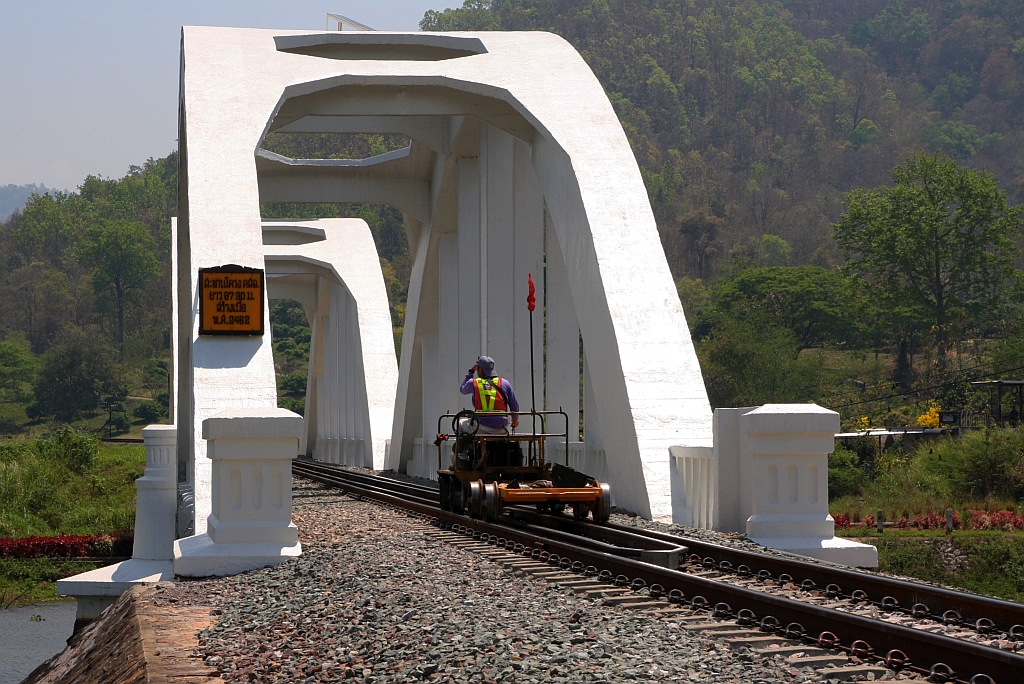 Kleinwagen der Type รบ.6 (รบ.=RB.) am 22.März 2023 auf der Tha Chomphu Bridge.