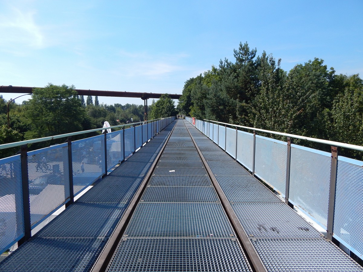 Klevere Lösung. Aus einer alten Bahnbrücke wurde mit ein paar Gittern und Geländern eine Fußgängerbrücke gebaut.


Landschaftspark Duisburg 02.08.2015