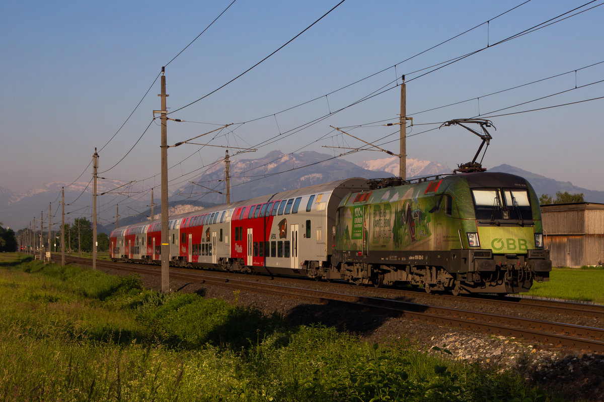  Klimaschutzlok  schiebt die S-Bahn gen Bludenz. 1016 020-0. Dornbirn, 19.5.20