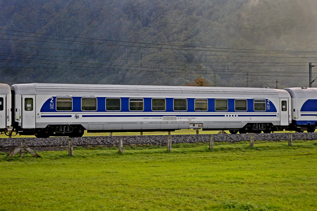 Klimatisierter,kroatischer Liegewagen der HŽ 61 78 59-70 006-5
Typ Bcee ist eingereiht beim Nachtzug aus Belgrad nach Zürich HB.Vorüberfahrt bei Bilten am 16.10.2014