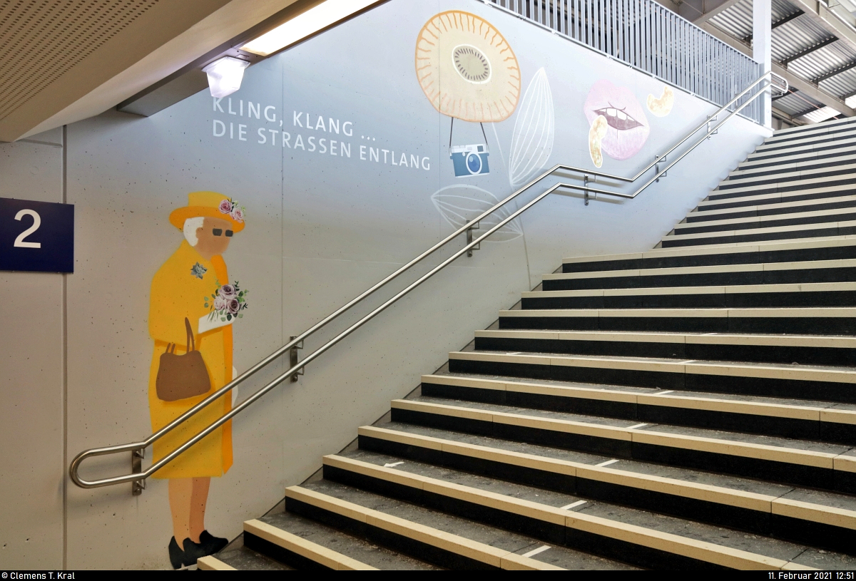  Kling, Klang... Die Straßen entlang 
Der künstlerisch gestaltete Treppenaufgang des neuen Bahnsteigs 2/3 in Halle(Saale)Hbf, eröffnet am 17.1.2021. Wer mag, kann ja mal die Bilder den entsprechenden Textzeilen zuordnen.

🕓 11.2.2021 | 12:51 Uhr