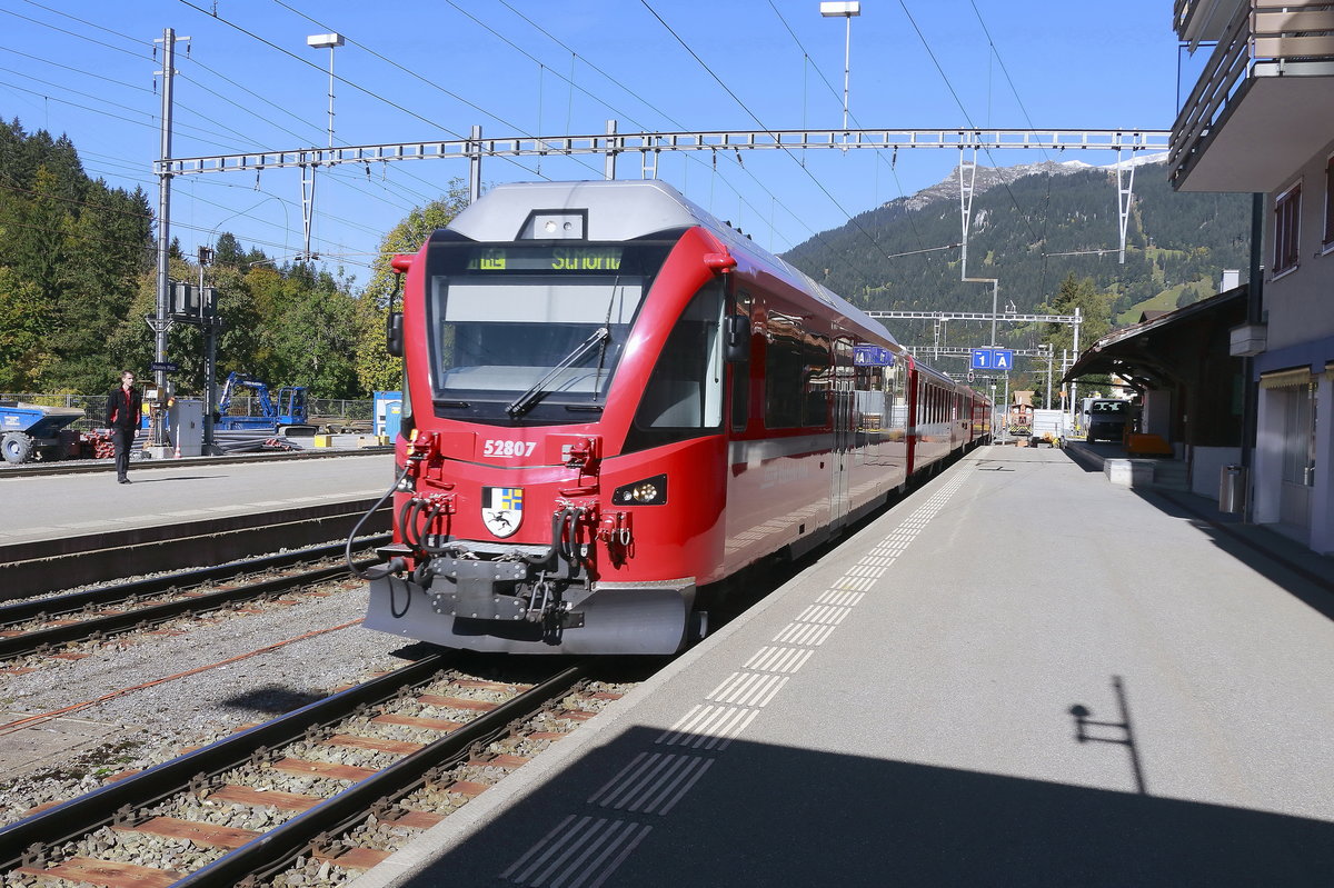 Klosters, 52807 der Rhätischen Bahn mit einem Regionalzug nach St. Moritz am 11. Oktober 2019.

