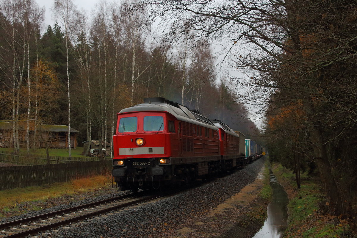 KLV-Umleiter über das Vogtland wegen Bauarbeiten im Elbtal. Hier am Bärenteich zwischen Bad Brambach und Vojtanov mit der 232 589 und der 232 347 gen Cheb. Aufgenommen am 25.11.2017 