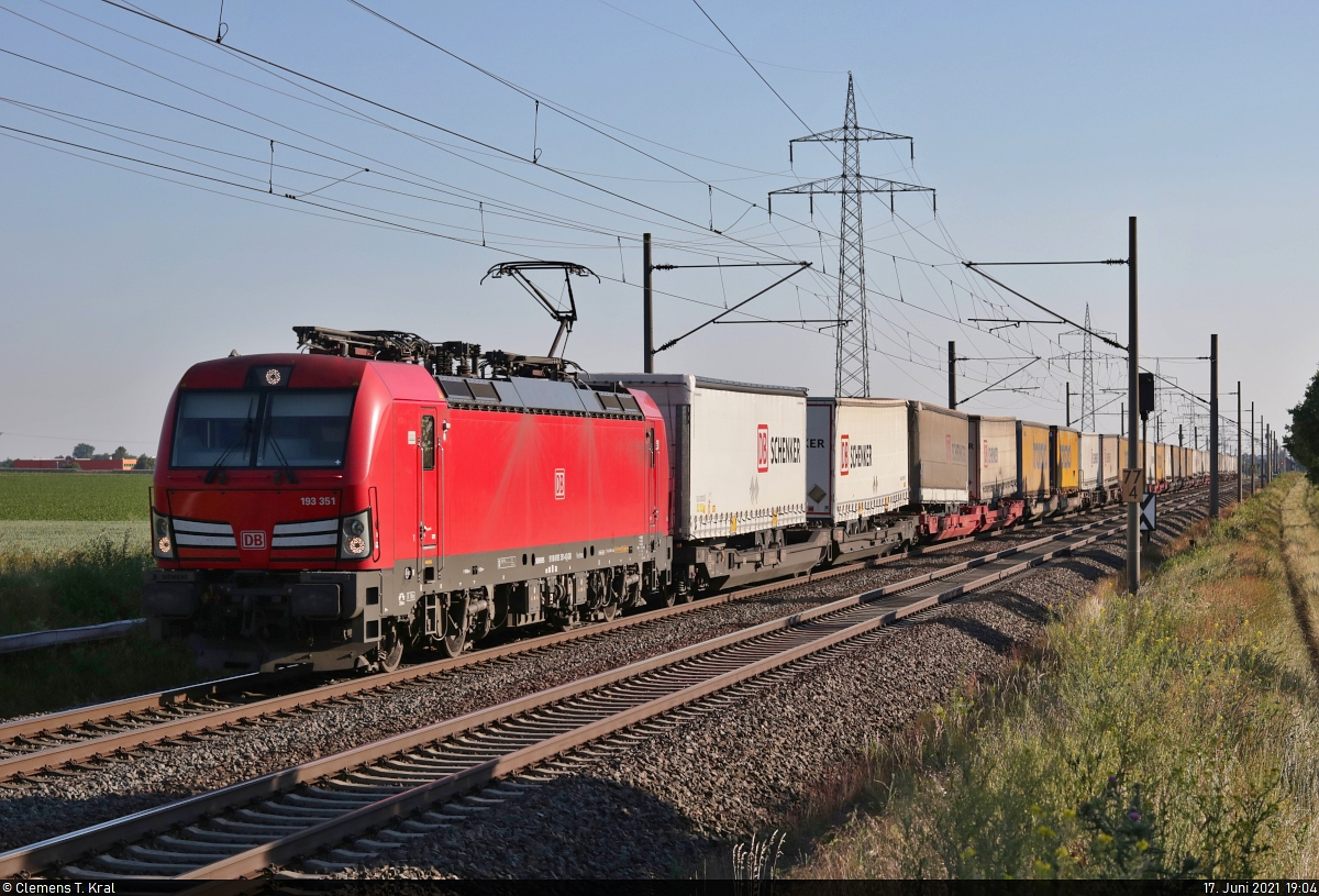 KLV-Zug (DB Schenker) mit 193 351-4 (Siemens Vectron) unterwegs in Braschwitz Richtung Köthen.

🧰 DB Cargo
🚩 Bahnstrecke Magdeburg–Leipzig (KBS 340)
🕓 17.6.2021 | 19:04 Uhr