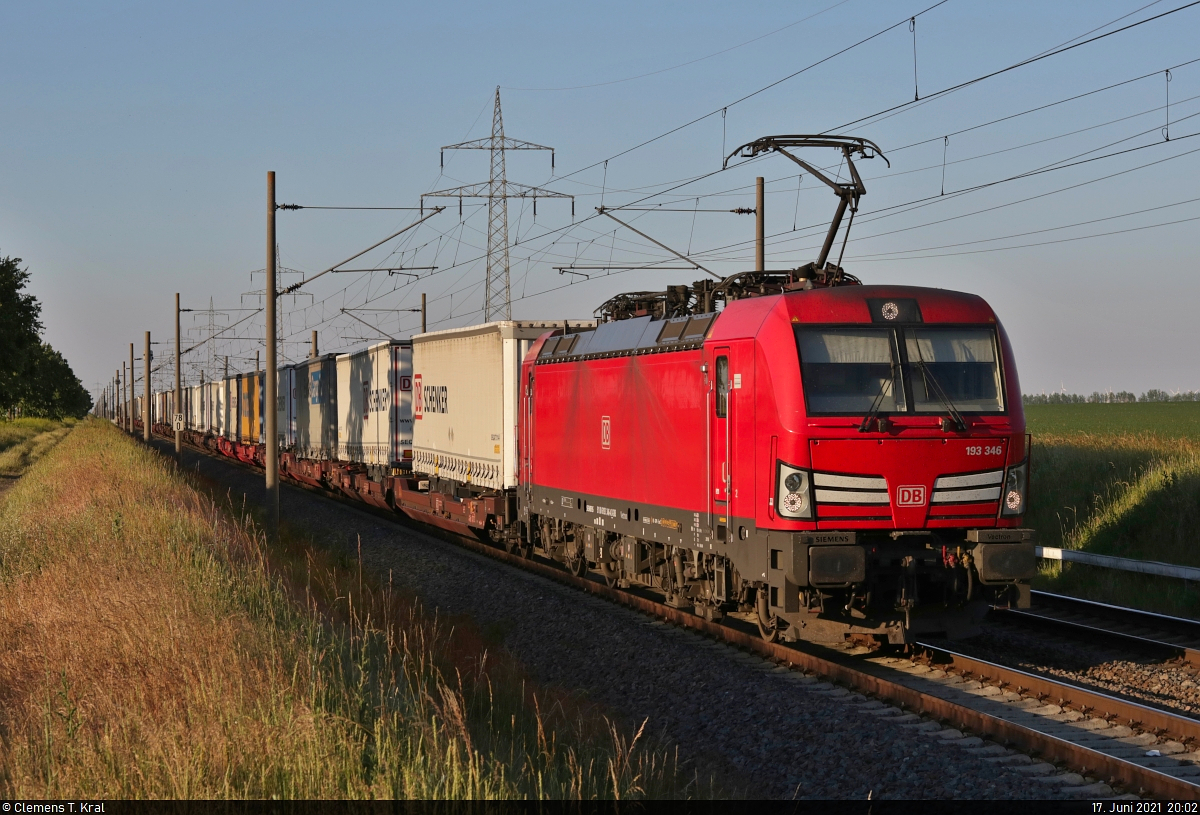 KLV-Zug (DB Schenker) mit 193 346-4 (Siemens Vectron) unterwegs in Braschwitz Richtung Halle (Saale).

🧰 DB Cargo
🚩 Bahnstrecke Magdeburg–Leipzig (KBS 340)
🕓 17.6.2021 | 20:02 Uhr