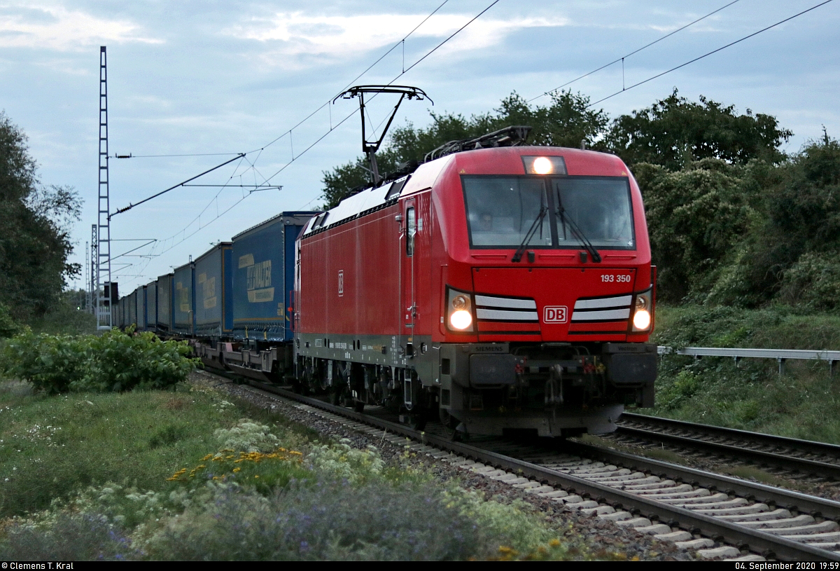 KLV-Zug (LKW Walter Internationale Transportorganisation AG) mit 193 350-6 (Siemens Vectron) unterwegs im letzten Licht des Tages an der Blockstelle (Bk) Zscherben Richtung Teutschenthal. Nur wenige Minuten zuvor kam hier der entsprechende Gegenzug durch.

🧰 DB Cargo
🚩 Bahnstrecke Halle–Hann. Münden (KBS 590)
🕓 4.9.2020 | 19:59 Uhr