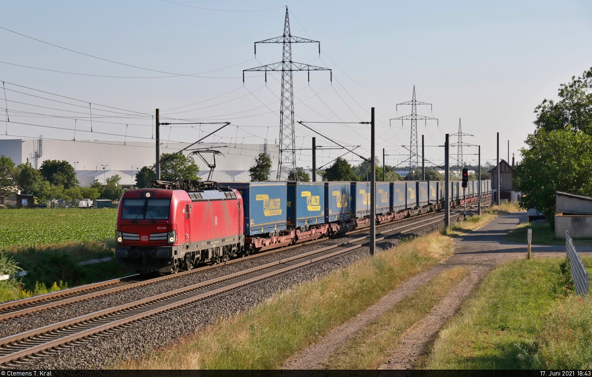 KLV-Zug (LKW WALTER Internationale Transportorganisation AG) mit 193 355-5 (Siemens Vectron) unterwegs in Braschwitz Richtung Köthen.

🧰 DB Cargo
🚩 Bahnstrecke Magdeburg–Leipzig (KBS 340)
🕓 17.6.2021 | 18:43 Uhr
