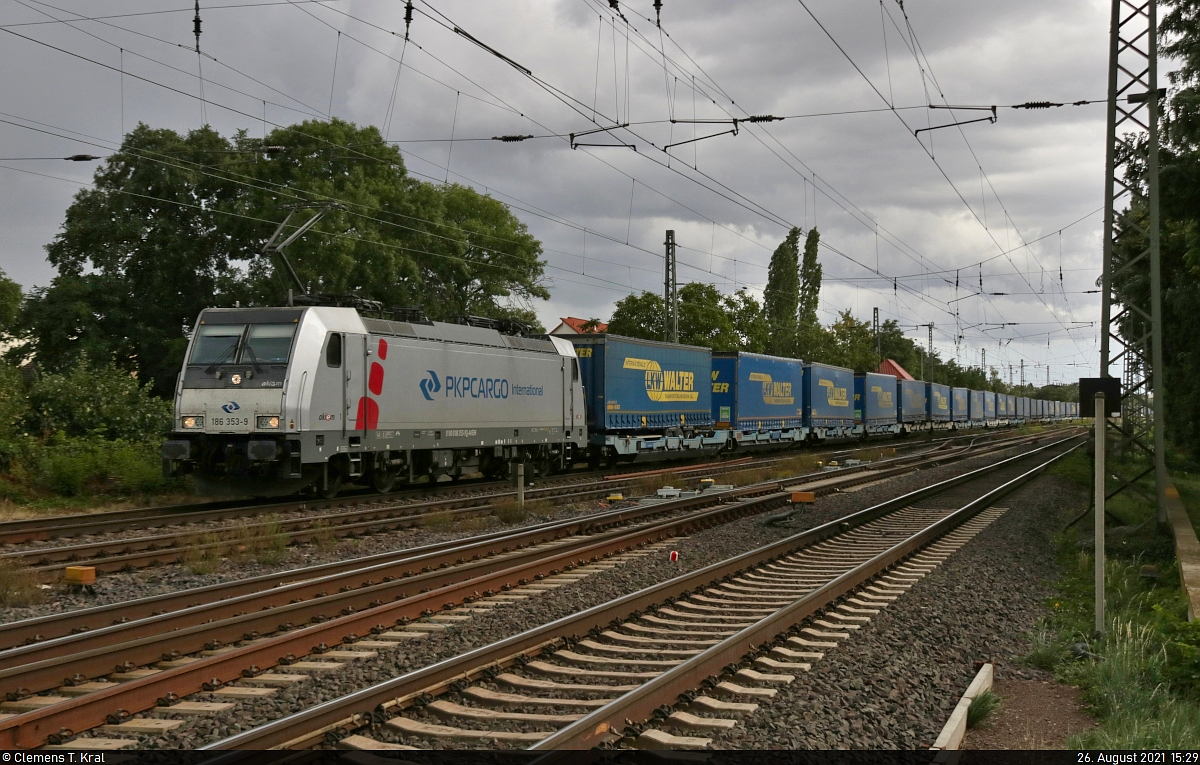 KLV-Zug (LKW Walter Internationale Transportorganisation AG) mit 186 353-9 unterwegs am Bahnübergang Friedhofstraße in Magdeburg Richtung Magdeburg-Buckau.

🧰 Akiem S.A.S., vermietet an PKP Cargo International
🚩 Bahnstrecke Magdeburg–Leipzig (KBS 340)
🕓 26.8.2021 | 15:29 Uhr