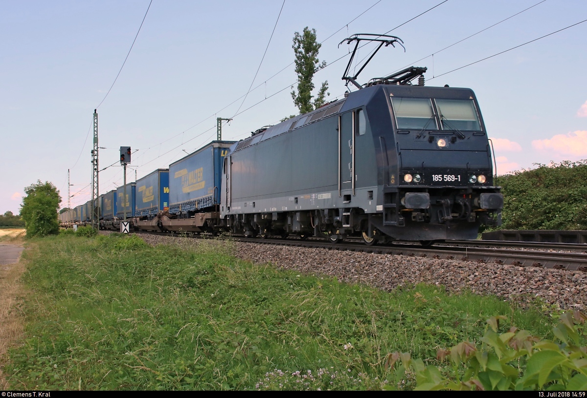 KLV-Zug (LKW Walter) mit 185 569-1 MRCE, vermietet an SBB Cargo International, durchfährt den Haltepunkt Auggen auf der Bahnstrecke Mannheim–Basel (Rheintalbahn | KBS 703) Richtung Basel (CH).
[13.7.2018 | 14:59 Uhr]