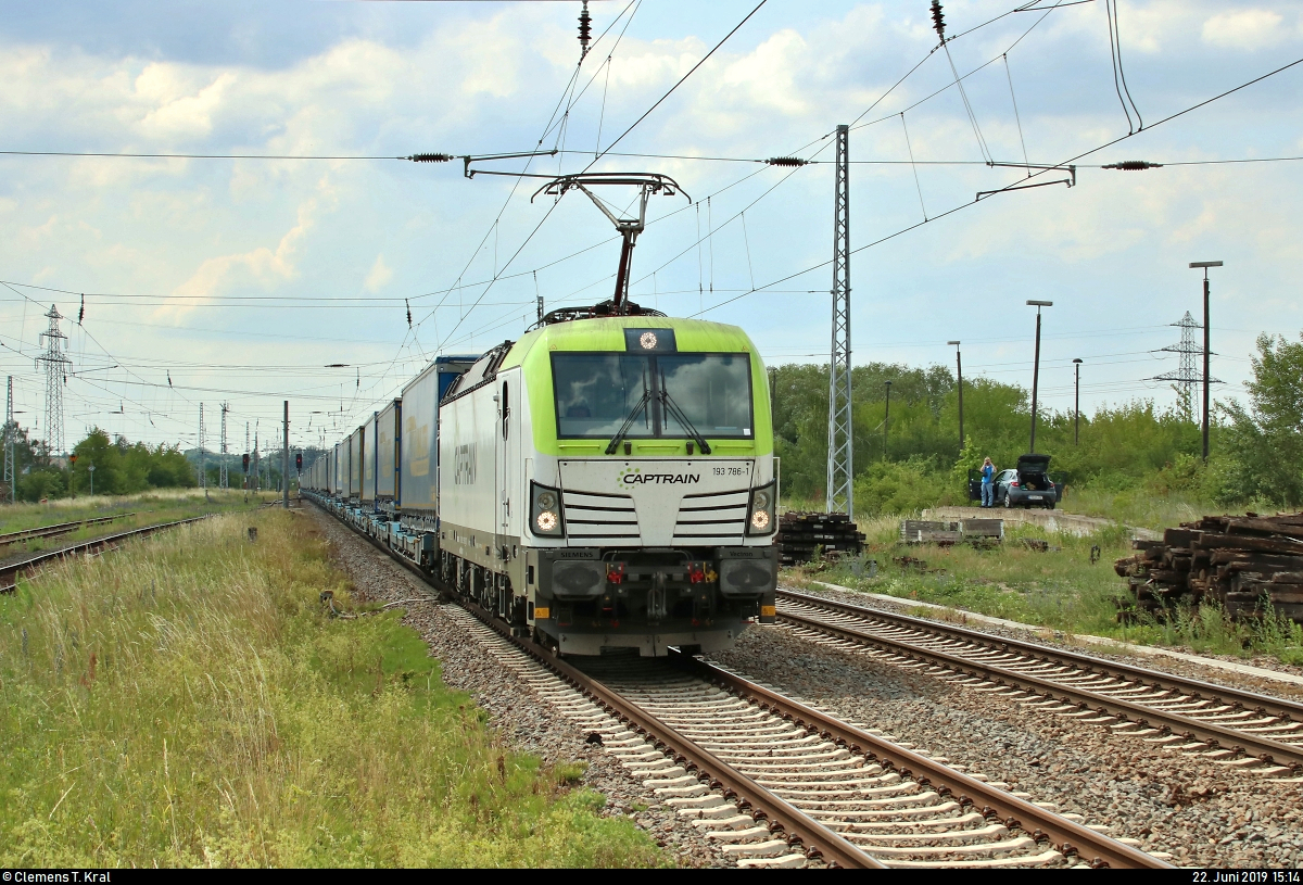 KLV-Zug (LKW Walter) mit 193 786-1 (Siemens Vectron) der ITL Eisenbahngesellschaft mbH (ITL) durchfährt den Bahnhof Angersdorf auf der Bahnstrecke Halle–Hann. Münden (KBS 590) Richtung Halle (Saale).
Aufgenommen am Ende des Bahnsteigs 2/3.
[22.6.2019 | 15:14 Uhr]