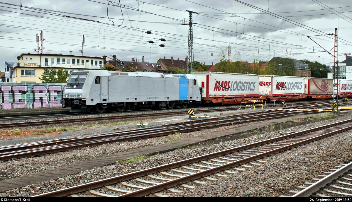 KLV-Zug (Mars Logistics) mit 185 697-0 der Railpool GmbH, vermietet an die Retrack GmbH & Co. KG (VTG Rail Logistics Deutschland GmbH), durchfährt den Bahnhof Ludwigsburg auf Gleis 1 Richtung Bietigheim-Bissingen.
Aufgenommen vom Bahnsteig 4/5.
[26.9.2019 | 13:50 Uhr]