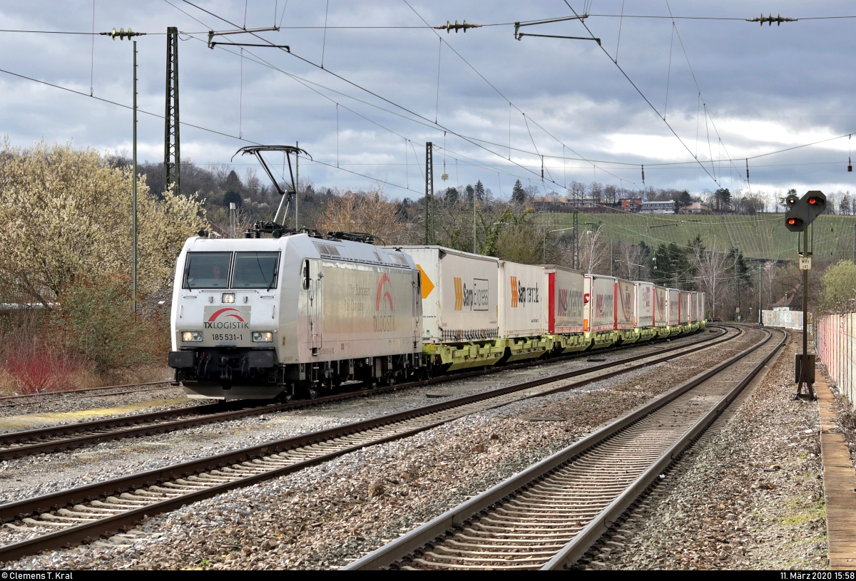 KLV-Zug (Mars Logistics) mit 185 531-1  Renate  der TX Logistik AG (TXL) durchfährt den Bahnhof Stuttgart-Münster auf der Bahnstrecke Stuttgart-Untertürkheim–Kornwestheim (Schusterbahn | KBS 790.11) Richtung Stuttgart-Untertürkheim.
Aufgenommen am Ende des Bahnsteigs 1.
[11.3.2020 | 15:58 Uhr]