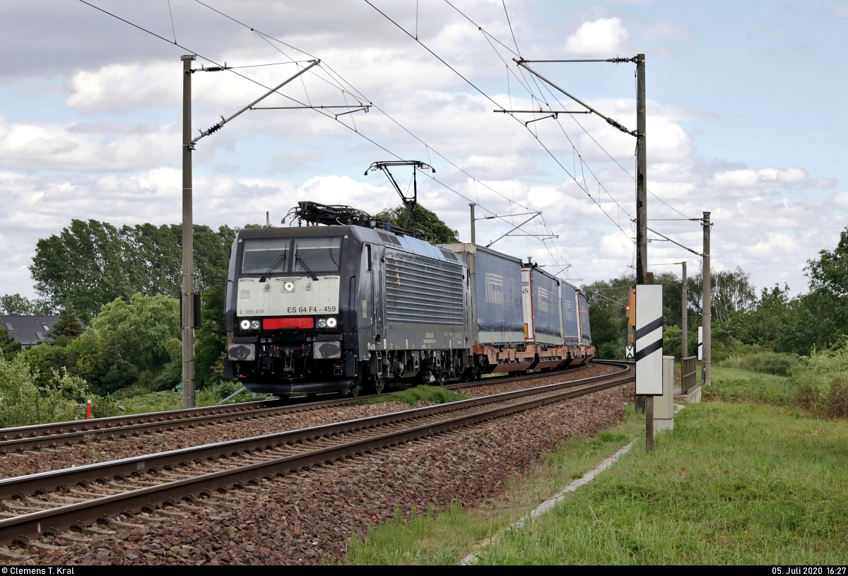 KLV-Zug (Miratrans Transport Spedycja Sp. z o.o) mit 189 459-1 (Siemens ES64F4-459) der Mitsui Rail Capital Europe GmbH (MRCE), vermietet an die LTE Logistik- und Transport-GmbH (LTE), fährt in Zscherben, Angersdorfer Straße, auf der Bahnstrecke Halle–Hann. Münden (KBS 590) Richtung Teutschenthal.
[5.7.2020 | 16:27 Uhr]