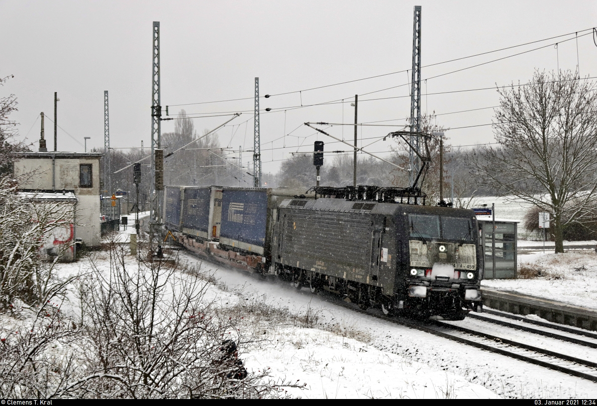 KLV-Zug (Miratrans Transport Spedycja Sp. z o.o) mit 189 459-1 (Siemens ES64F4-459) durchfährt als Umleiter den Hp Zscherben auf Gleis 1 Richtung Teutschenthal.
Hinweis: Einige Masten stehen schief, das Bild als Gesamtes sollte hingegen ausgerichtet sein.

🧰 Mitsui Rail Capital Europe GmbH (MRCE), vermietet an die LTE Logistik- und Transport-GmbH (LTE)
🚩 Bahnstrecke Halle–Hann. Münden (KBS 590)
🕓 3.1.2021 | 12:34 Uhr