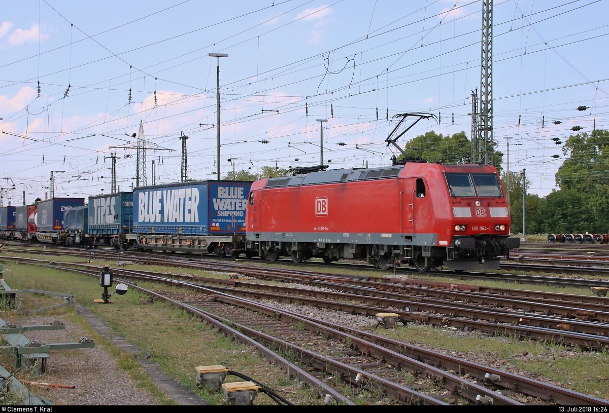 KLV-Zug mit 185 084-1 DB durchfährt den Bahnhof Basel Bad Bf (CH) in südlicher Richtung.
Aufgenommen vom öffentlich zugänglichen Parkplatz neben der Schwarzwaldallee.
[13.7.2018 | 16:26 Uhr]