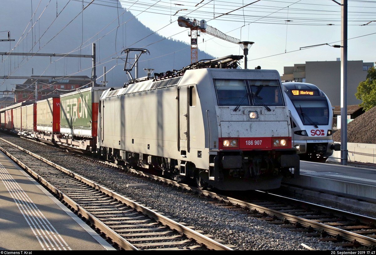 KLV-Zug mit 186 907-2 der Cargologic AG, eingestellt bei und vermietet an die Crossrail Benelux NV, durchfährt den Bahnhof Arth-Goldau (CH) auf Gleis 5 Richtung Flüelen (CH).
[20.9.2019 | 17:47 Uhr]