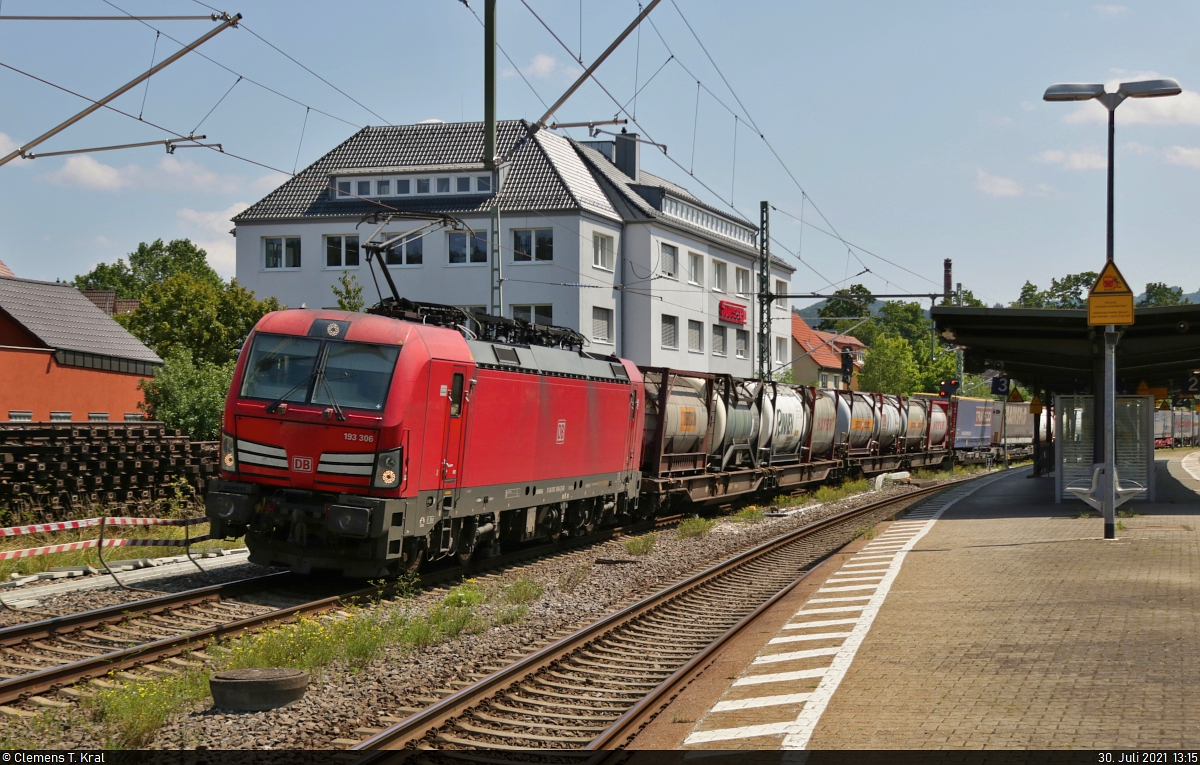 KLV-Zug mit 193 306-8 (Siemens Vectron) durchfährt den Bahnhof Süßen auf Gleis 4 Richtung Göppingen.

🧰 DB Cargo
🚩 Bahnstrecke Stuttgart–Ulm (Filstalbahn | KBS 750)
🕓 30.7.2021 | 13:15 Uhr