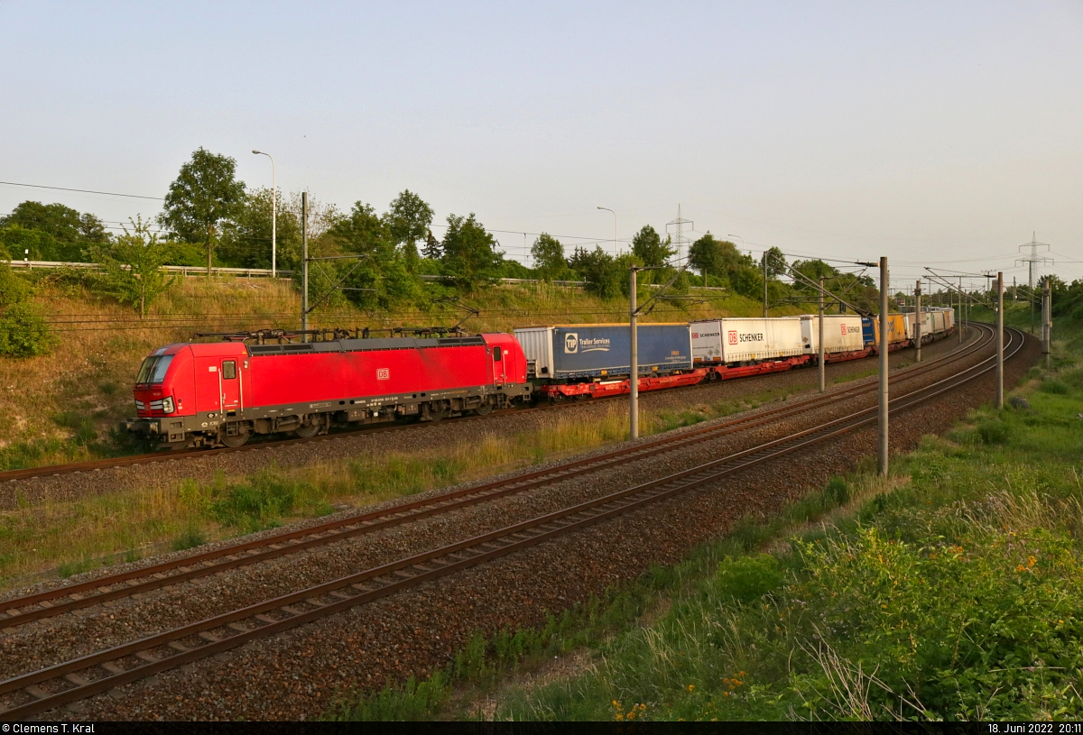 KLV-Zug mit 193 321-7 (Siemens Vectron) unterwegs in Halle (Saale), Kasseler Straße, Richtung ZBA Halle (Saale).

🧰 DB Cargo
🕓 18.6.2022 | 20:11 Uhr