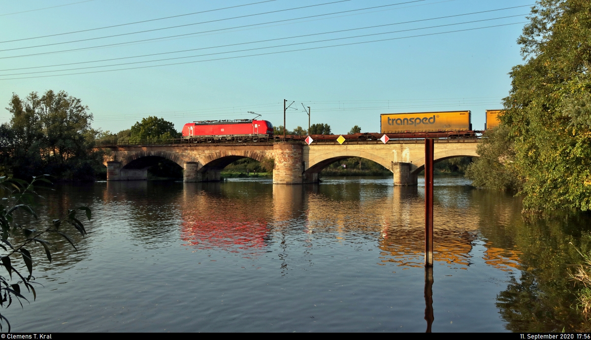 KLV-Zug mit 193 351-4 (Siemens Vectron) fährt auf der Saalebrücke in Halle-Wörmlitz gen Sonnenuntergang.

🧰 DB Cargo
🚩 Bahnstrecke Halle–Hann. Münden (KBS 590)
🕓 11.9.2020 | 17:56 Uhr